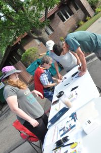 Image of contestants signing up